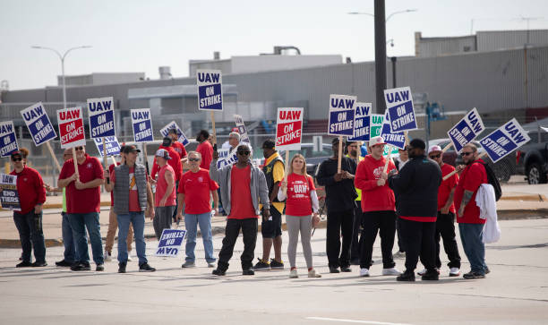 UAW 历史性罢工，斯特兰蒂斯涨超 2% 